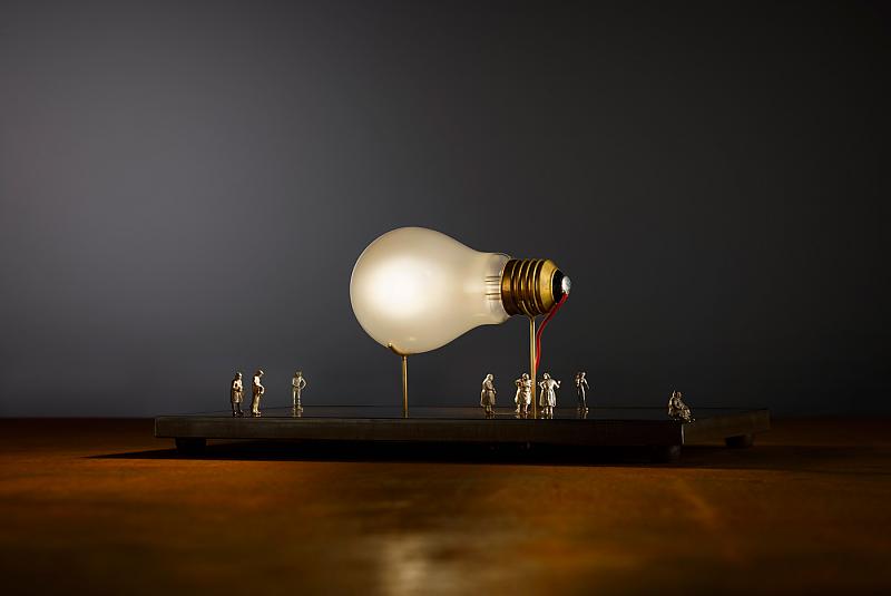 Ingo Maurer: I Ricchi Poveri - Monument for a Bulb